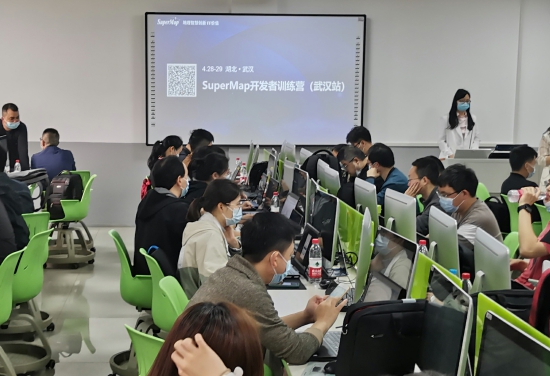 武漢大學GIS教學與應用創新中心與超圖軟件攜手舉辦開發者訓練營，推動教育行業軟件開發創新